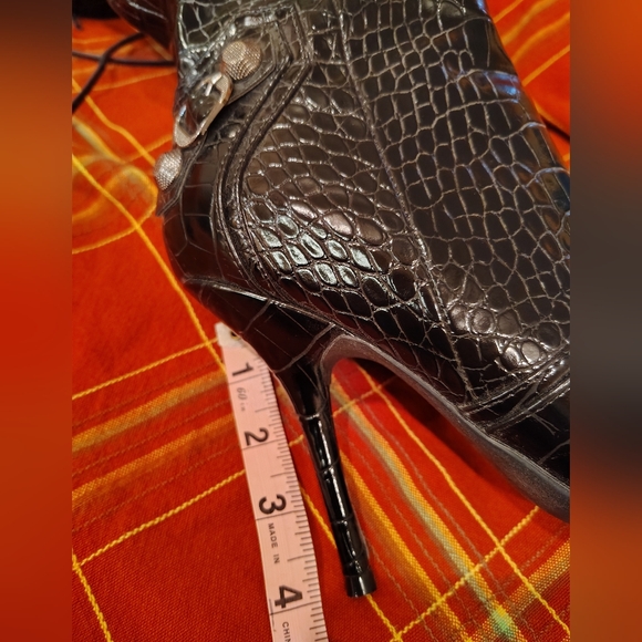 Black Faux Crocodile-Patterned Boots size 8 - Picture 5 of 5